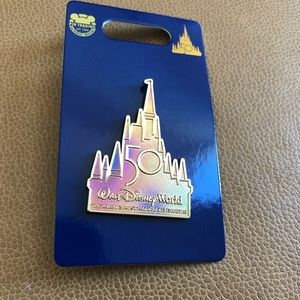 💛✨NEW✨💛 Disney 50th Anniversary Iridescent Castle Pin